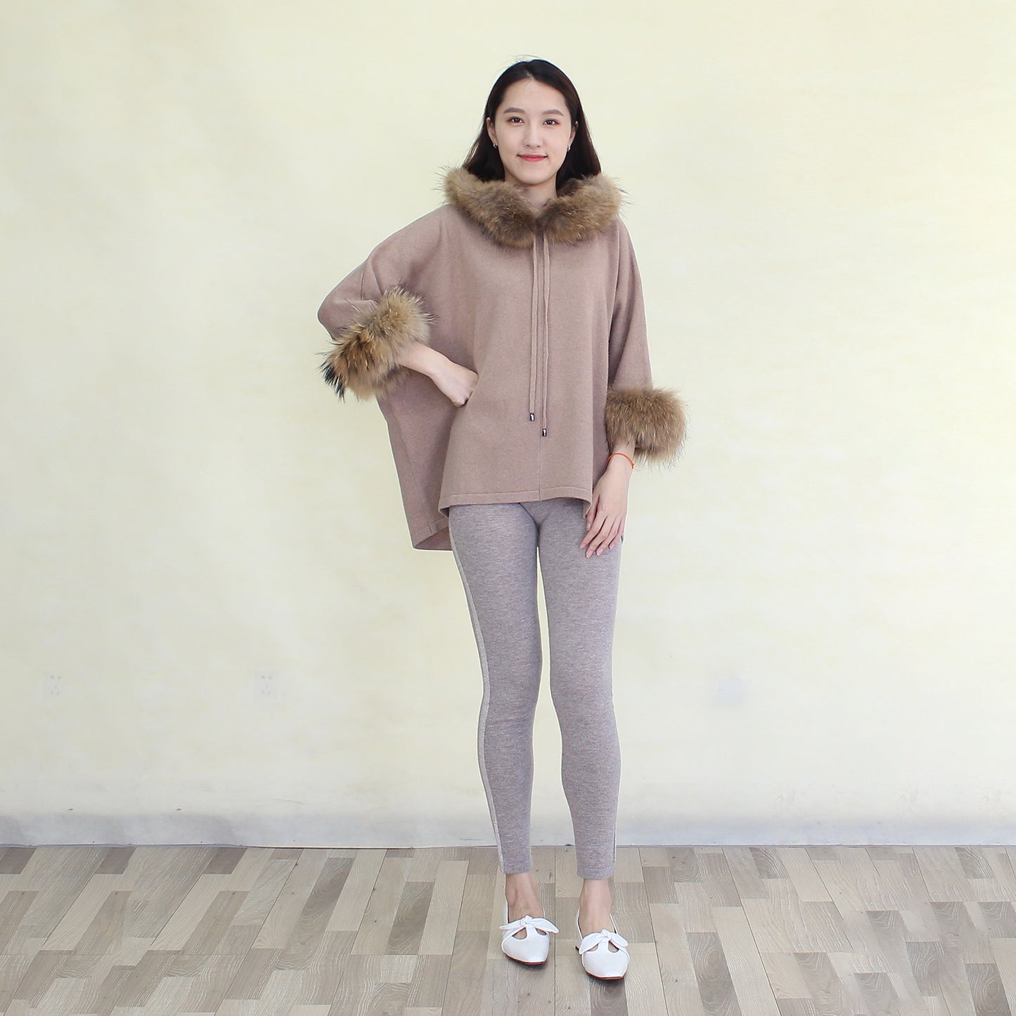 Women's cashmere pullover with fox fur trim