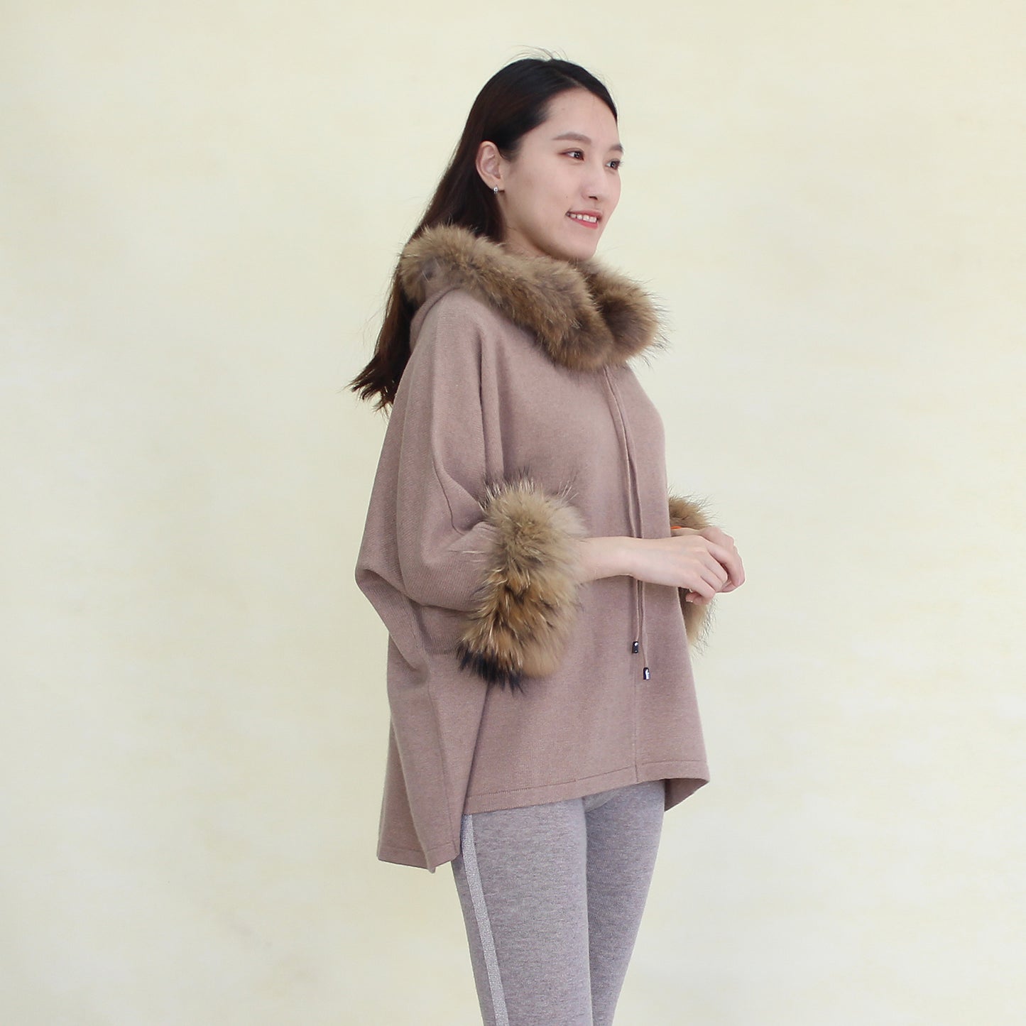 Women's cashmere pullover with fox fur trim