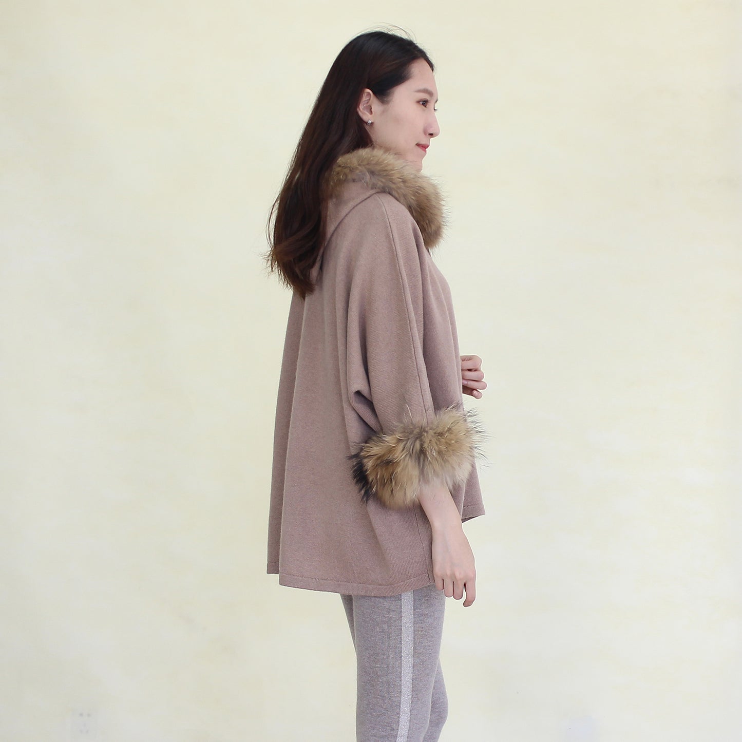 Women's cashmere pullover with fox fur trim