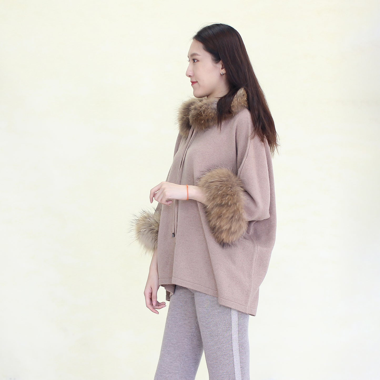 Women's cashmere pullover with fox fur trim