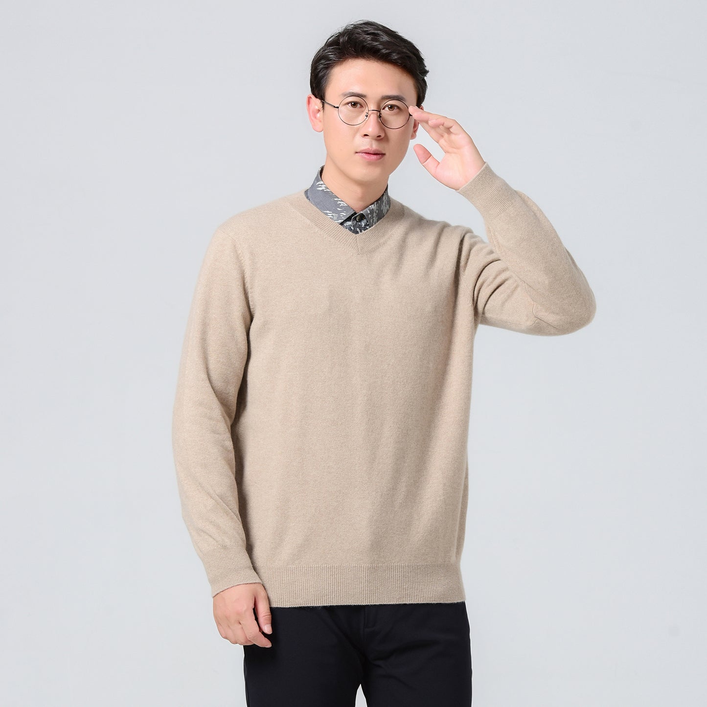 Men' small v-neck cashmere sweater
