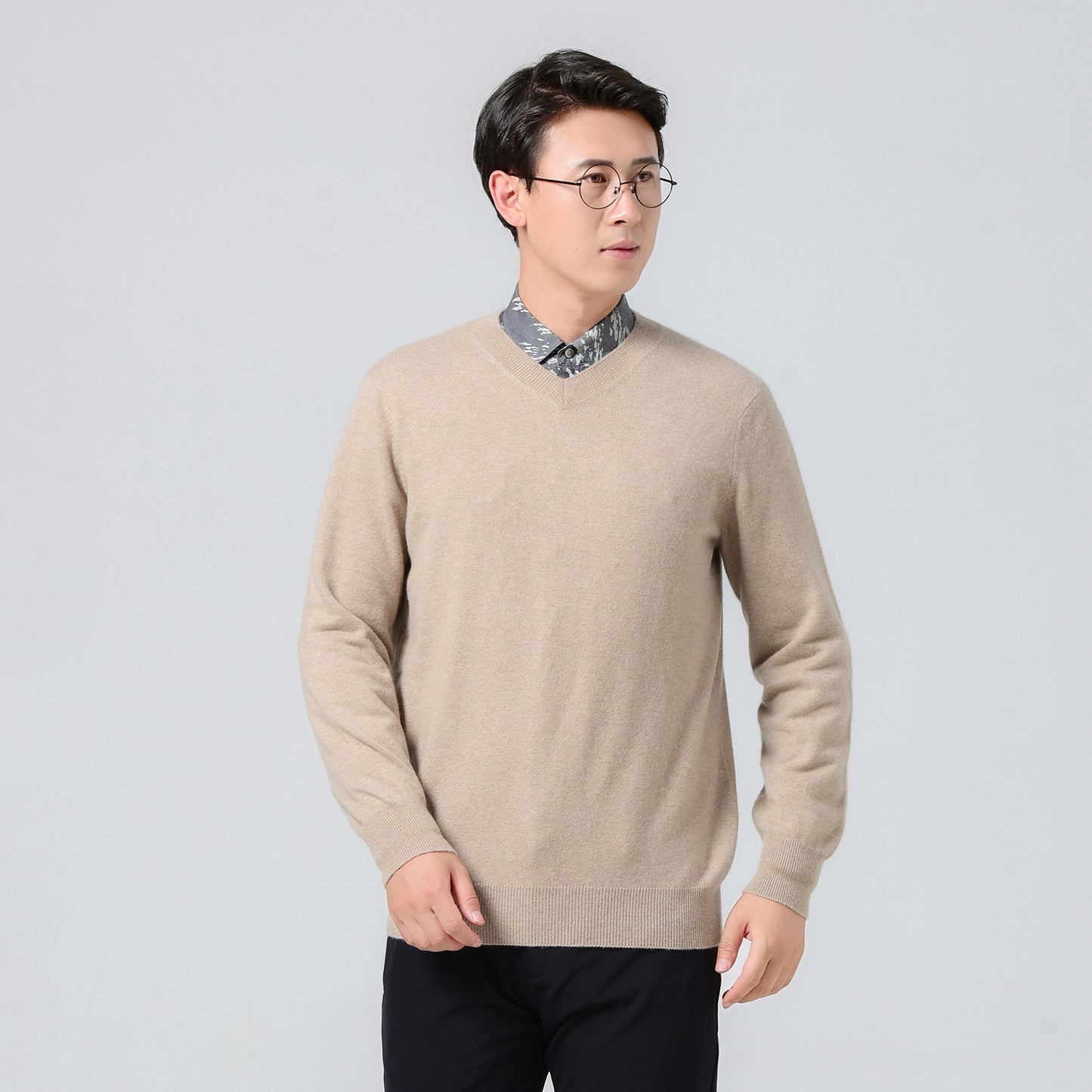 Men' small v-neck cashmere sweater
