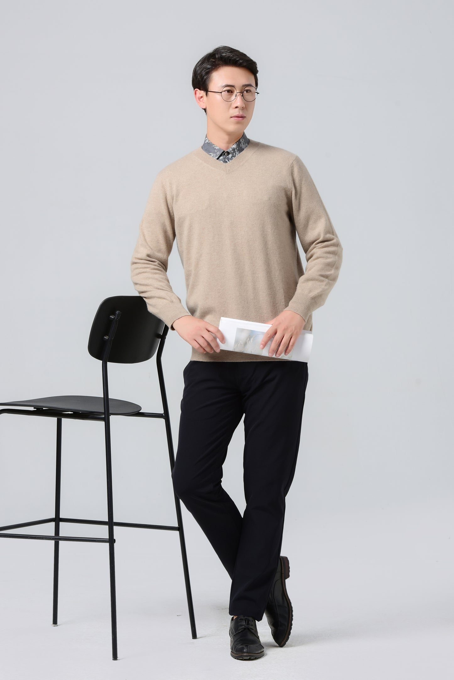 Men' small v-neck cashmere sweater