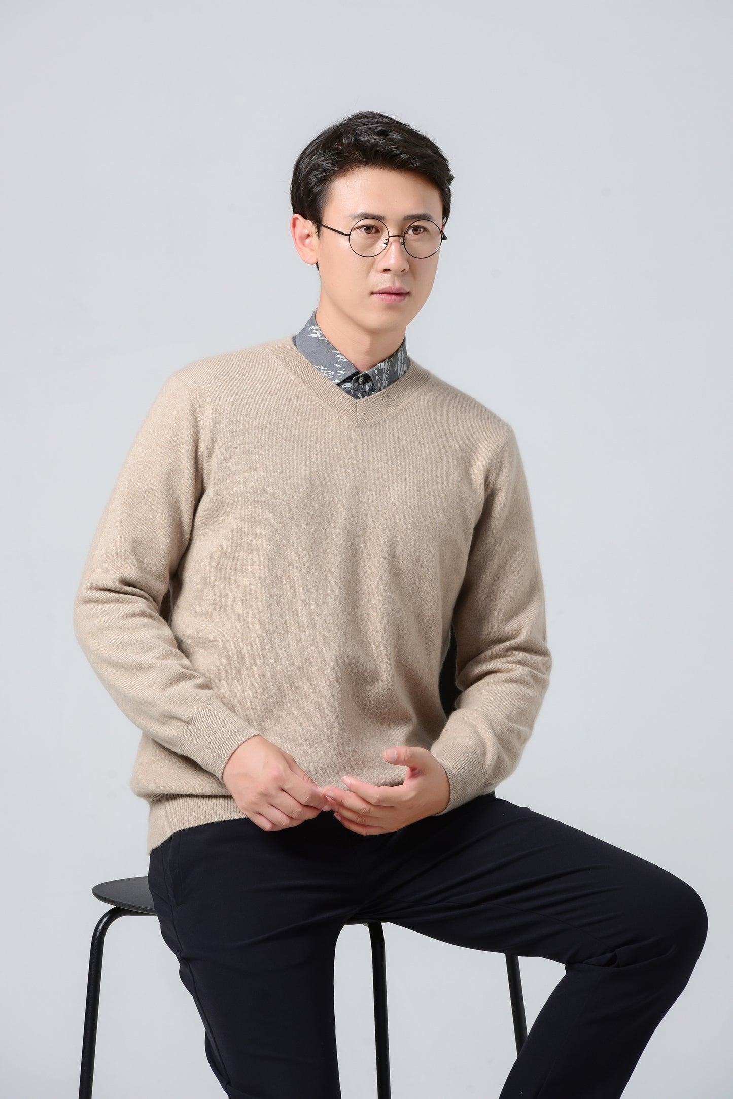 Men' small v-neck cashmere sweater