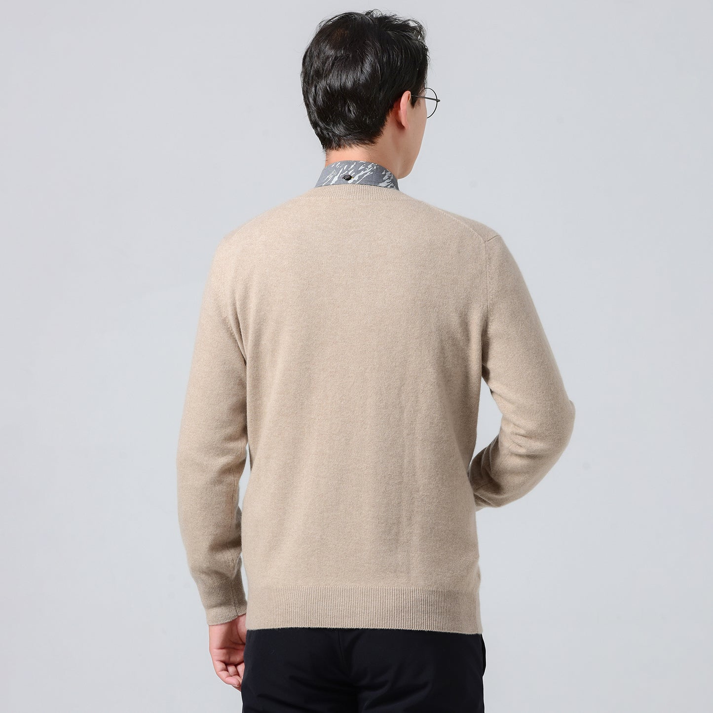 Men' small v-neck cashmere sweater