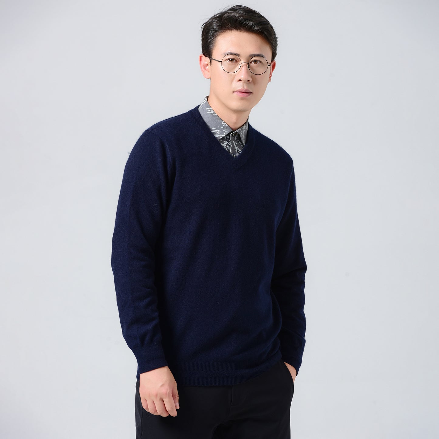 Men's v-neck cashmere sweater