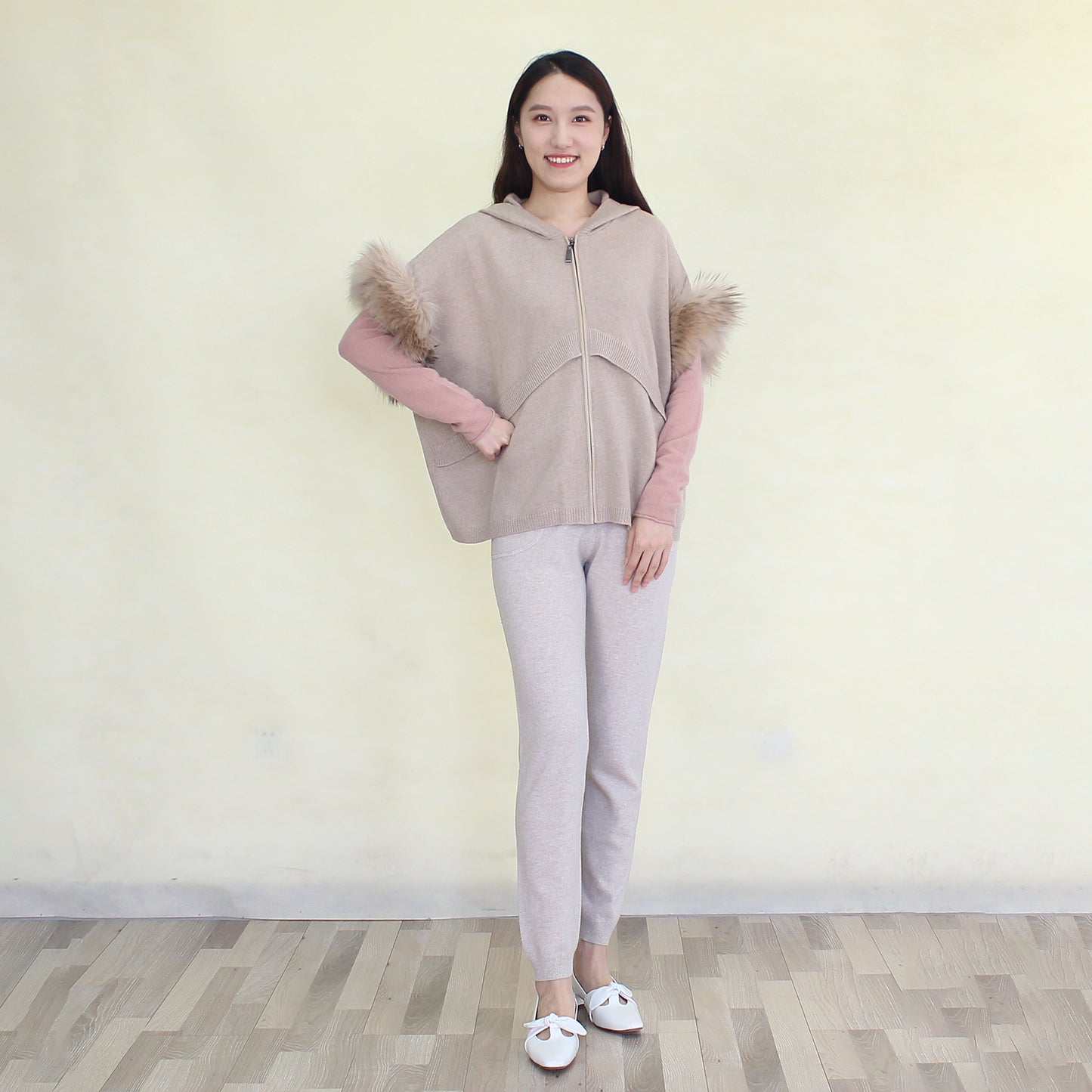 Women's cashmere cardigan with fox fur trim