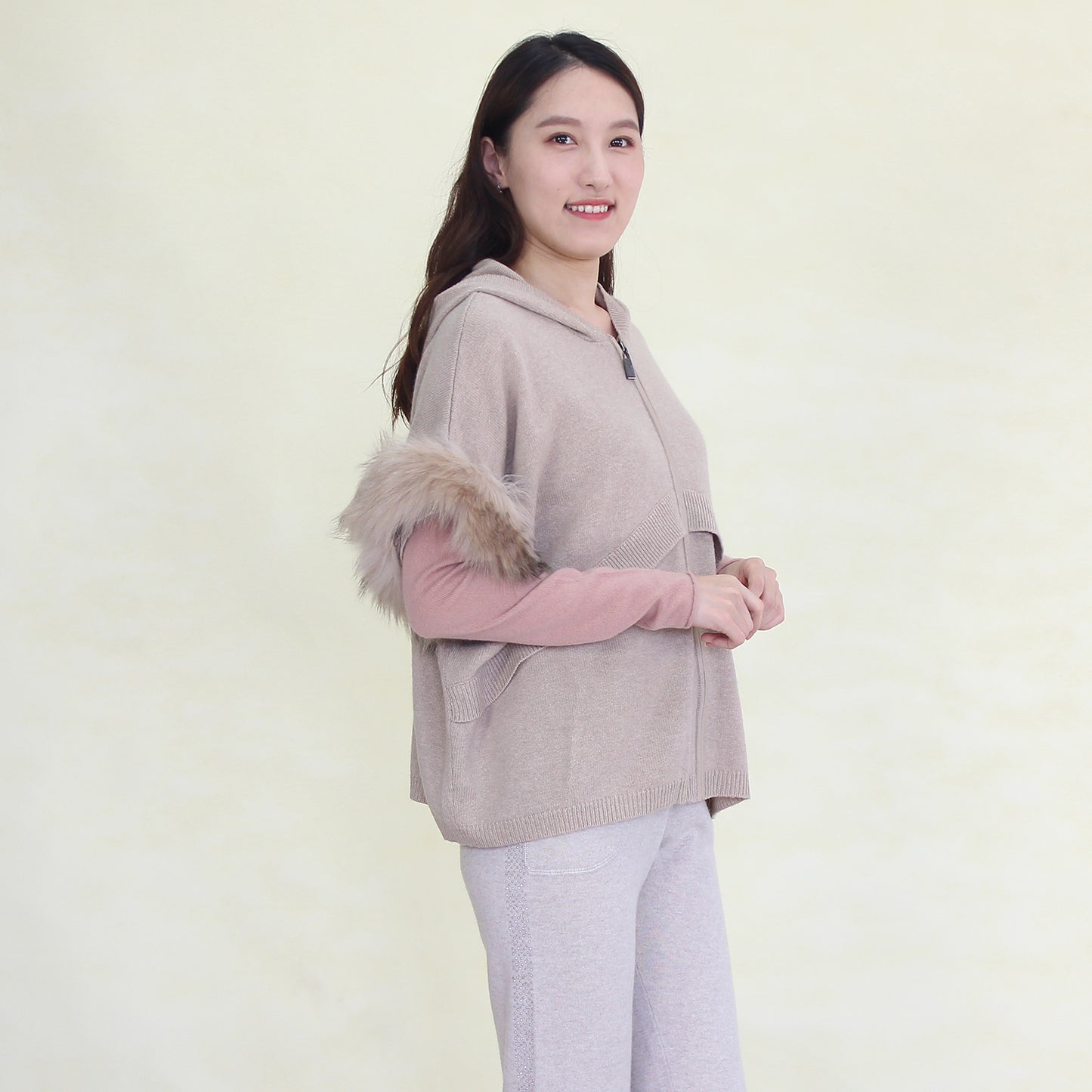 Women's cashmere cardigan with fox fur trim