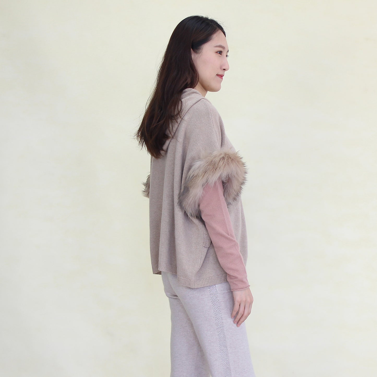Women's cashmere cardigan with fox fur trim