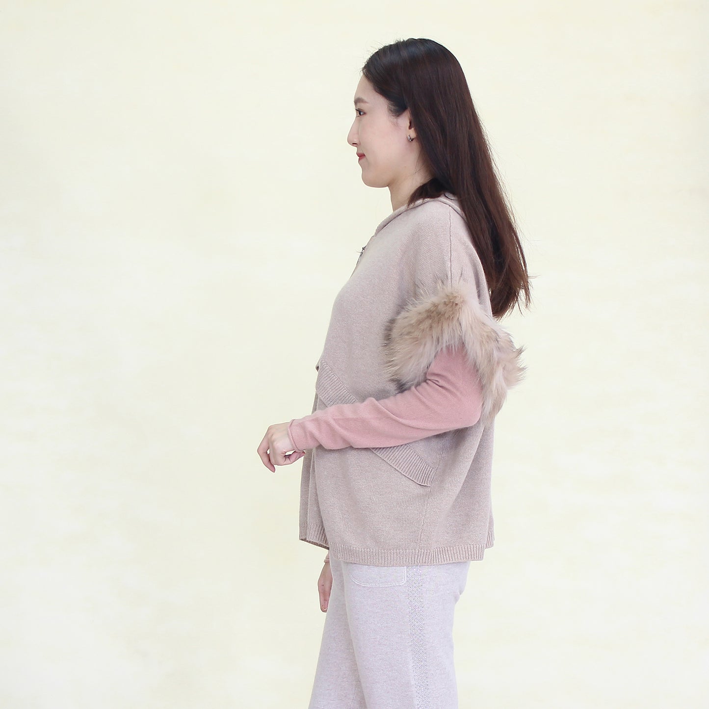 Women's cashmere cardigan with fox fur trim