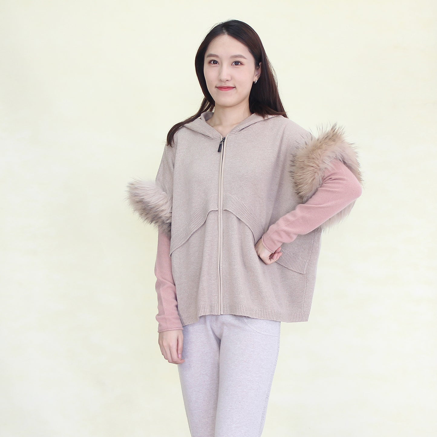 Women's cashmere cardigan with fox fur trim