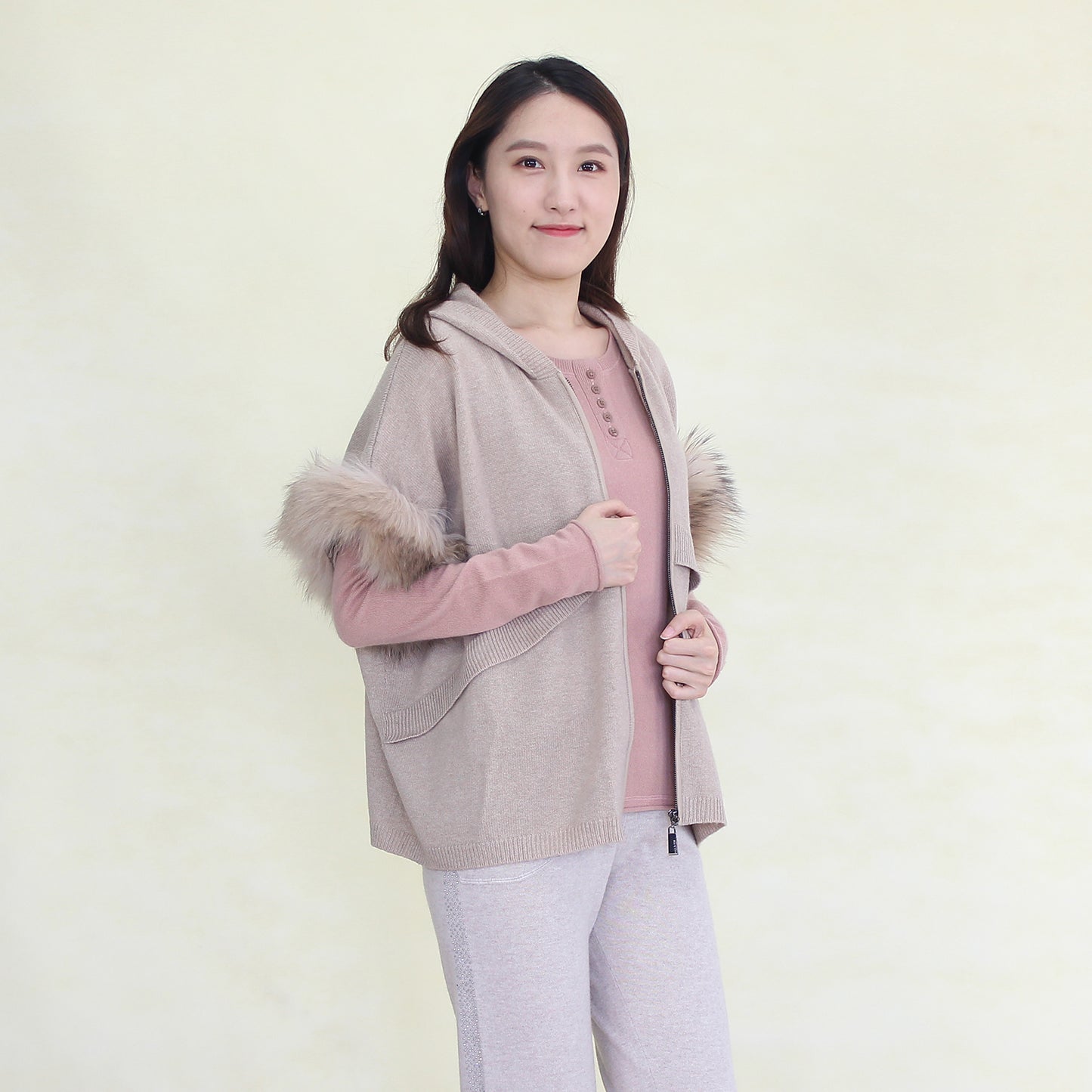 Women's cashmere cardigan with fox fur trim