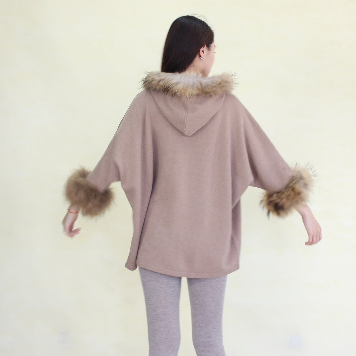 Women's cashmere pullover with fox fur trim
