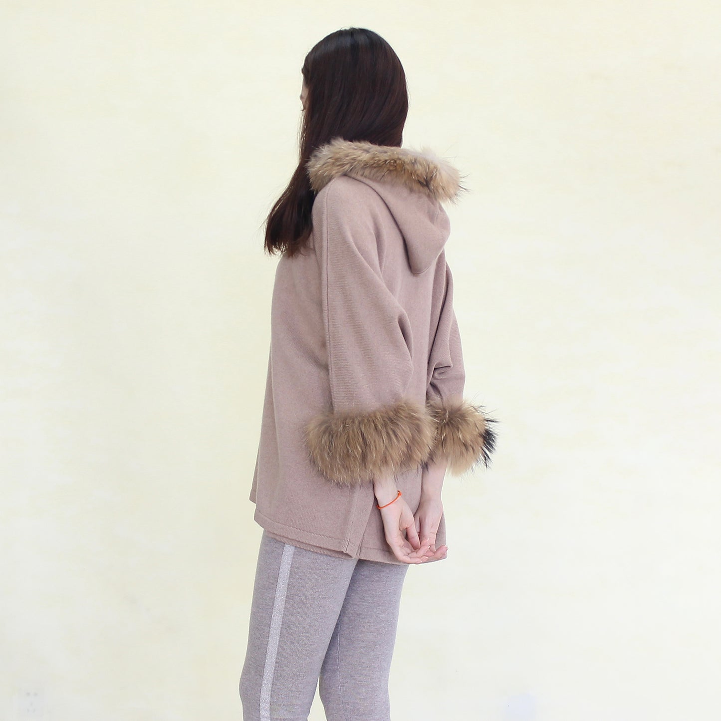 Women's cashmere pullover with fox fur trim
