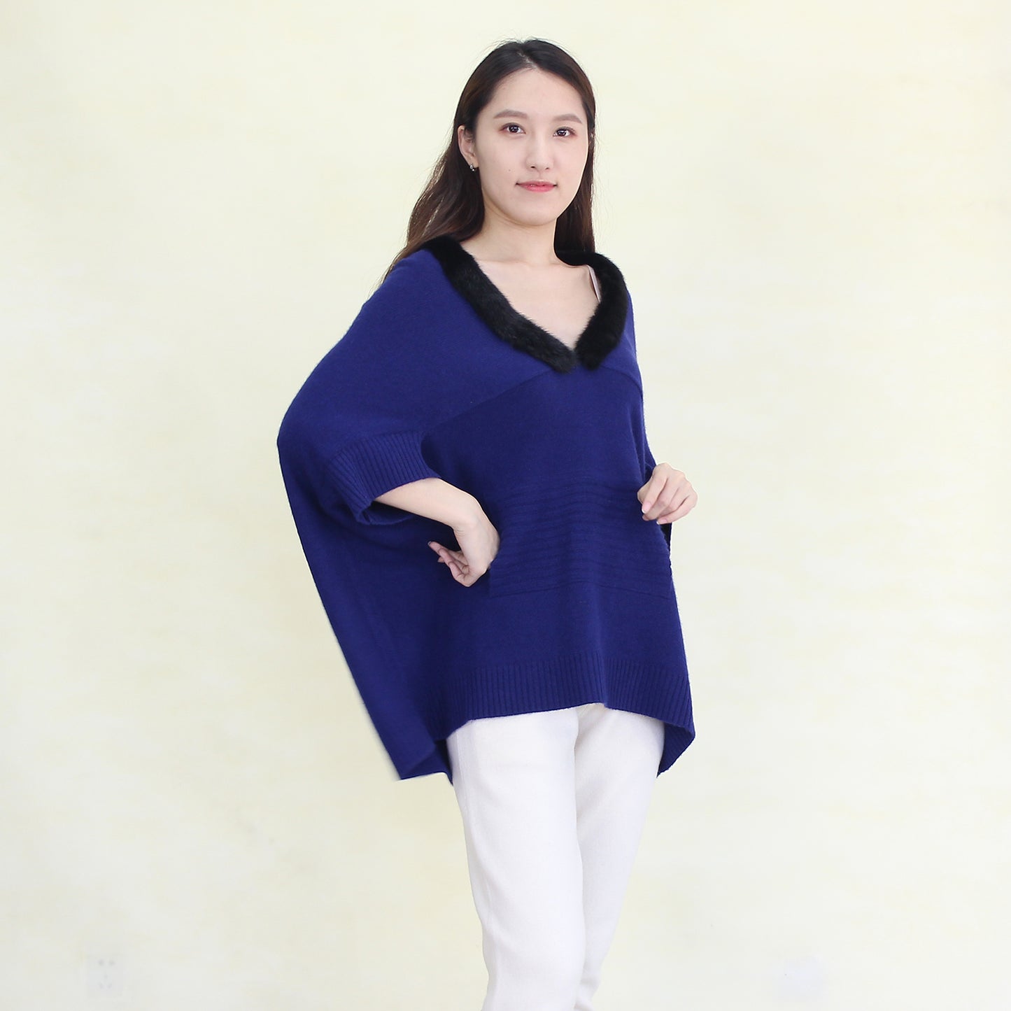 Women's cashmere shawl with mink trim