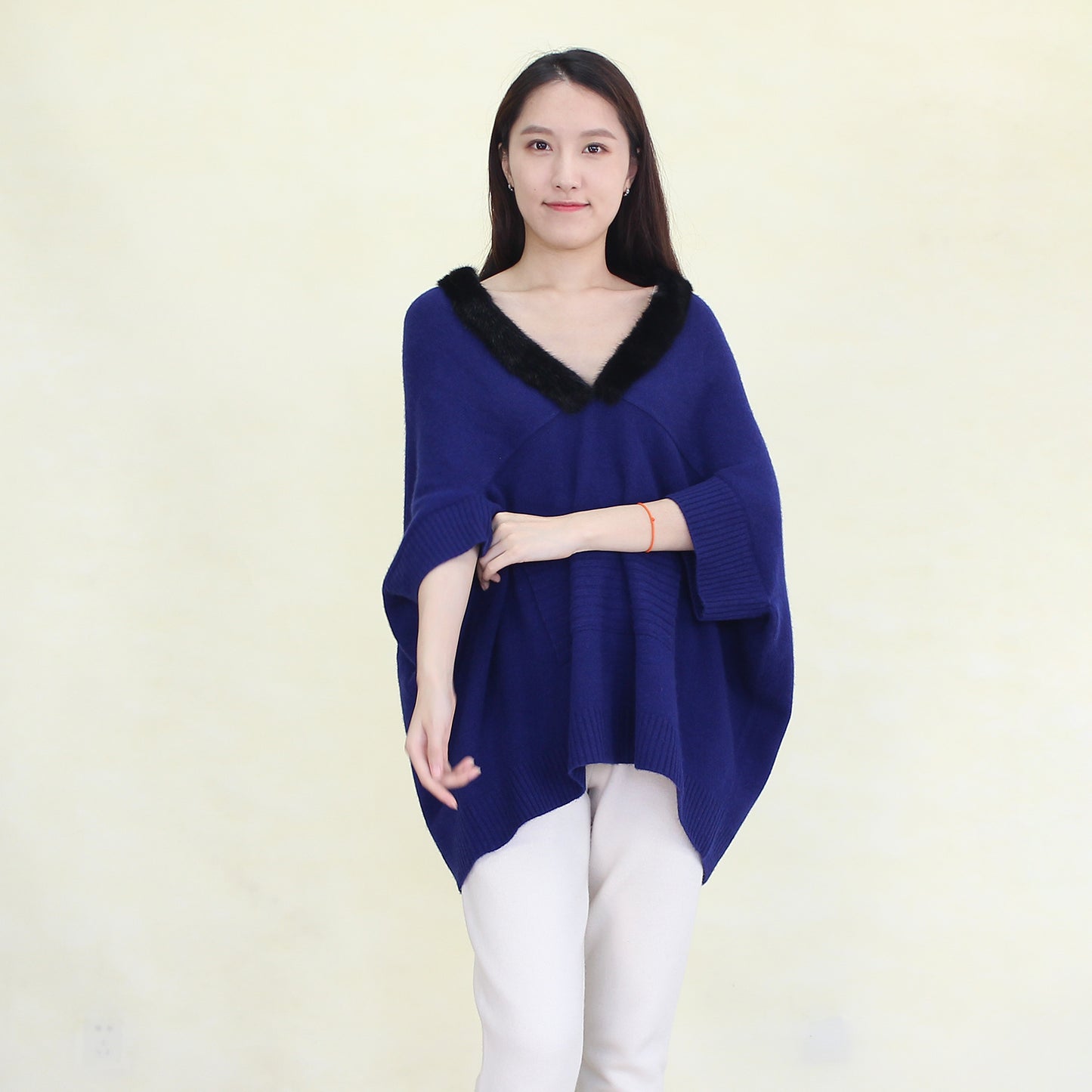 Women's cashmere shawl with mink trim