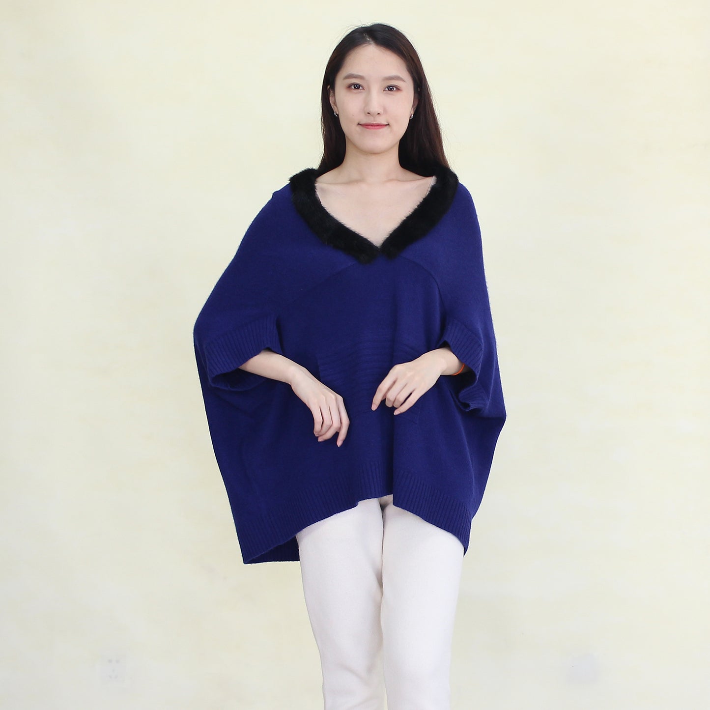 Women's cashmere shawl with mink trim