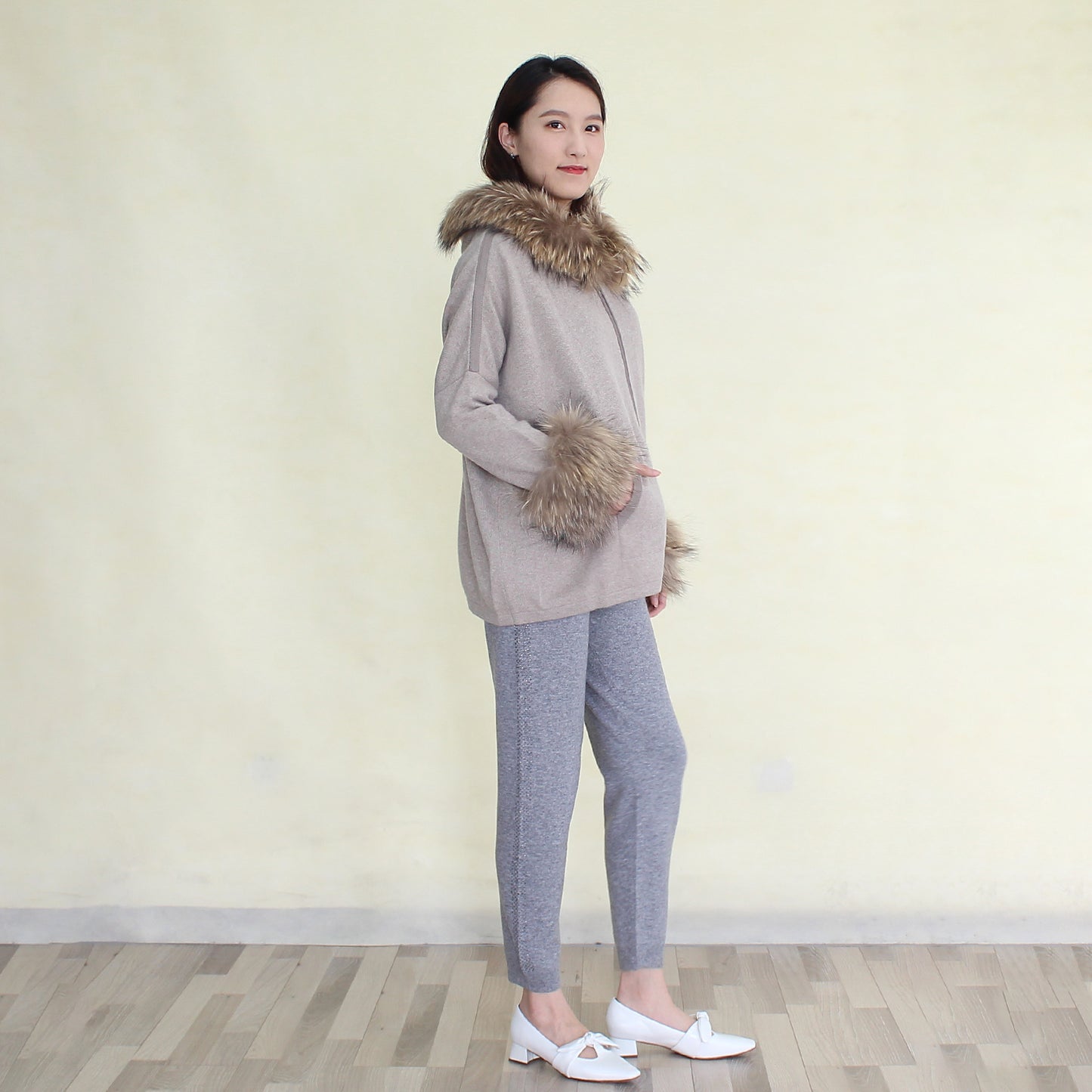 Women's cashmere coat with fox collar