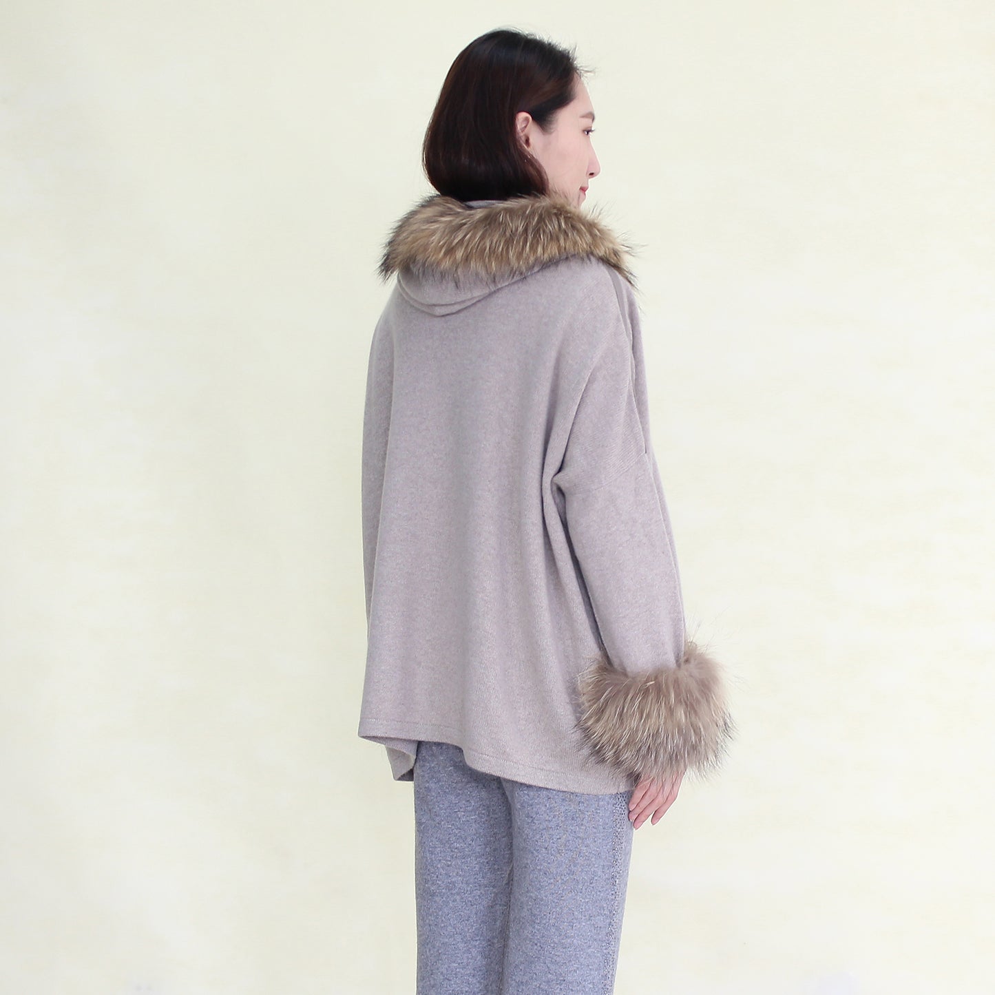 Women's cashmere coat with fox collar