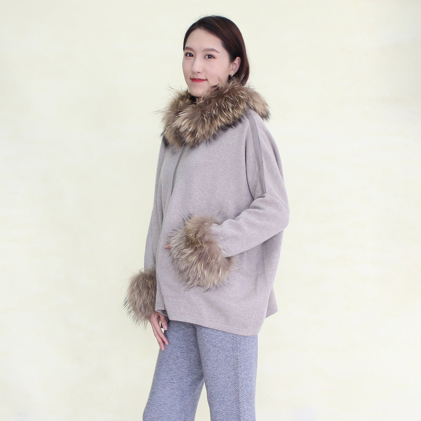 Women's cashmere coat with fox collar