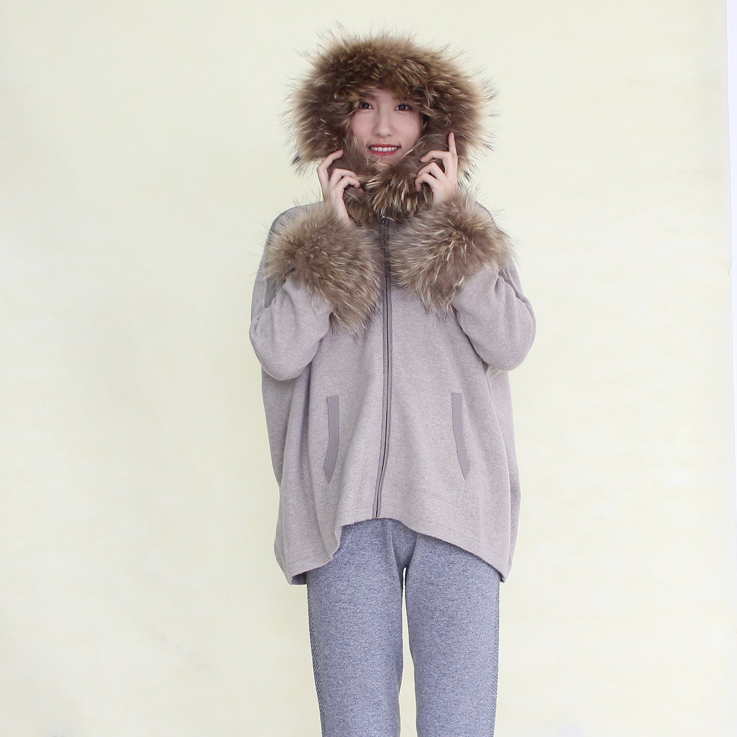 Women's cashmere coat with fox collar