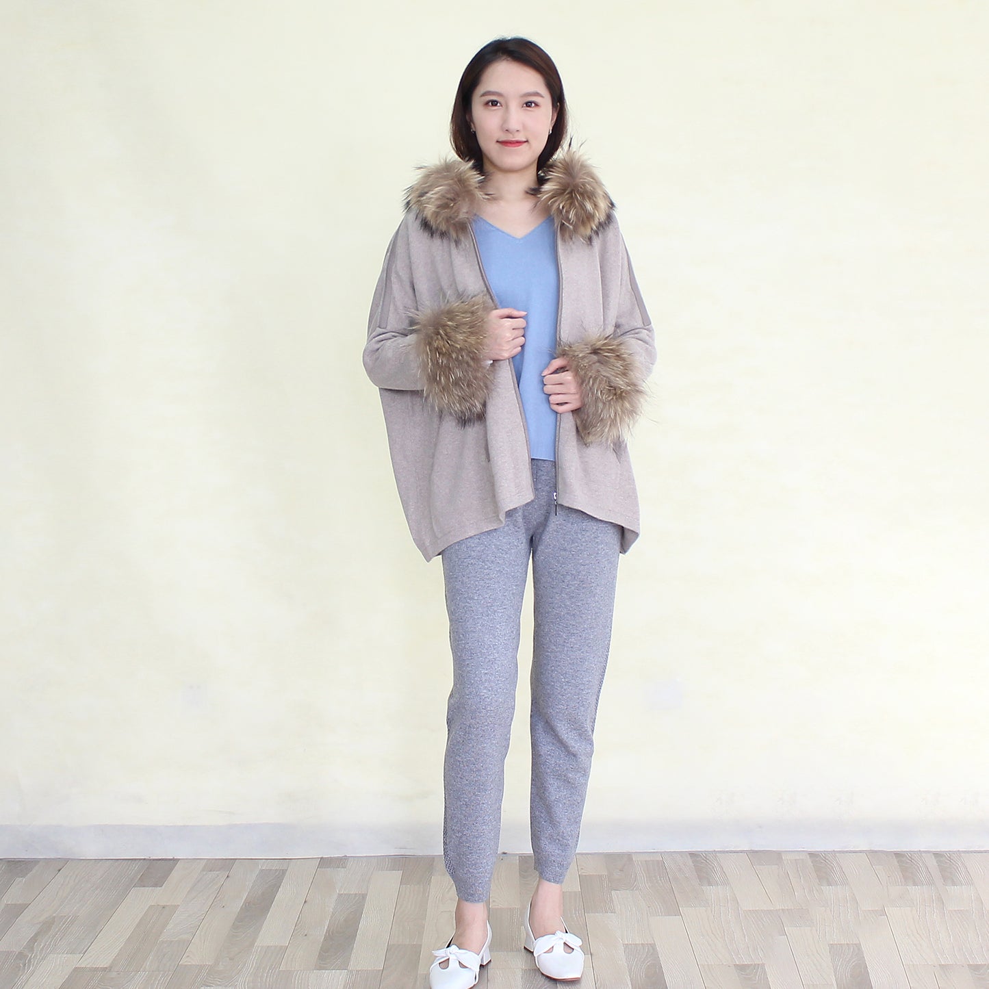 Women's cashmere coat with fox collar