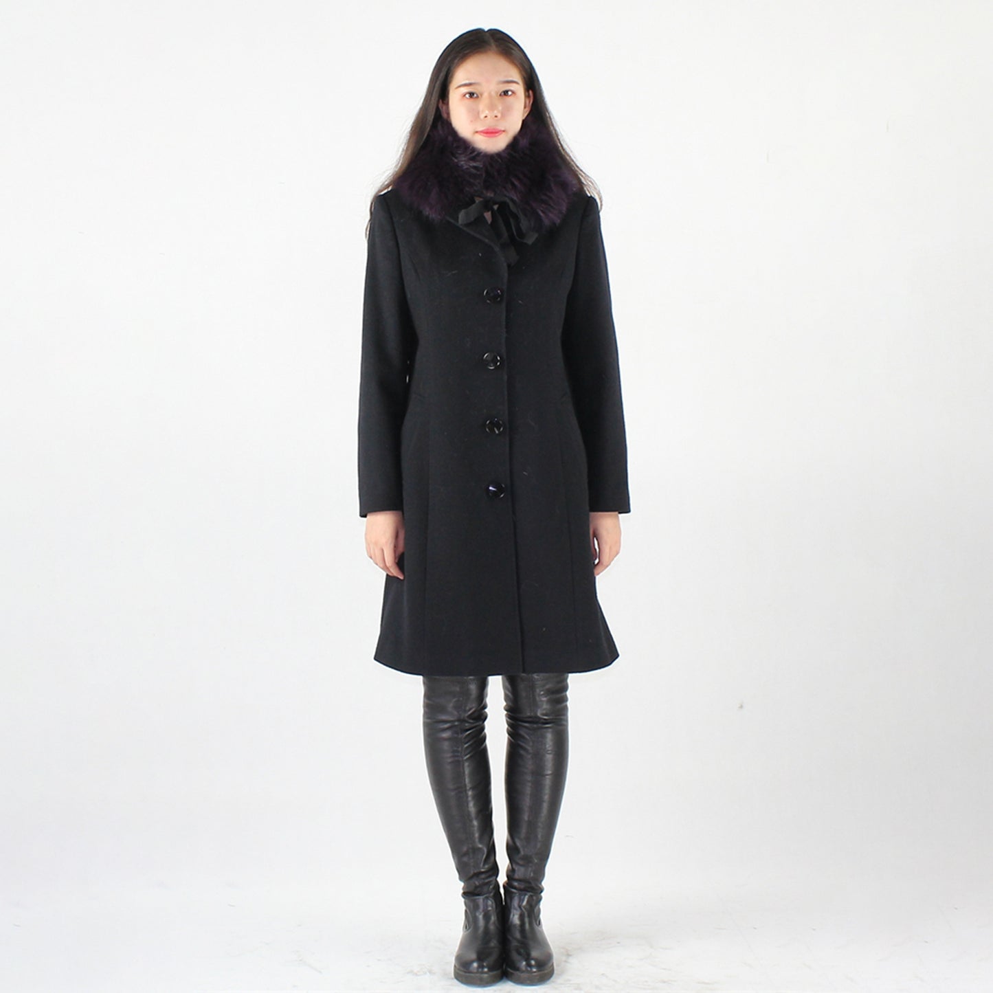 A Detachable fox fur collar