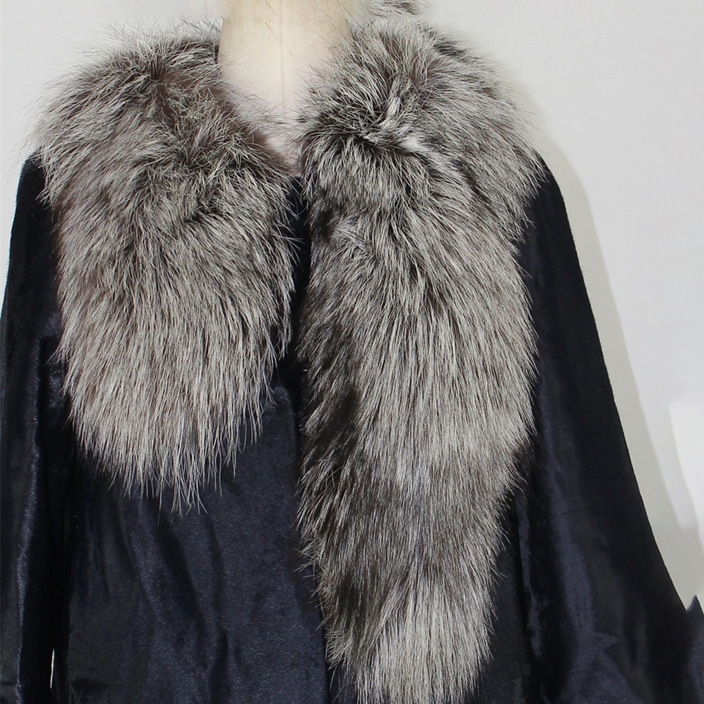 Women's calfskin coat with fox fur