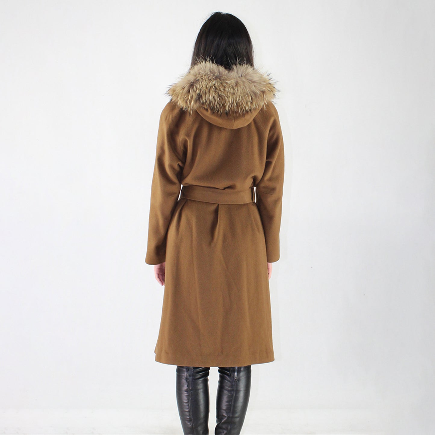 A Detachable fox fur collar