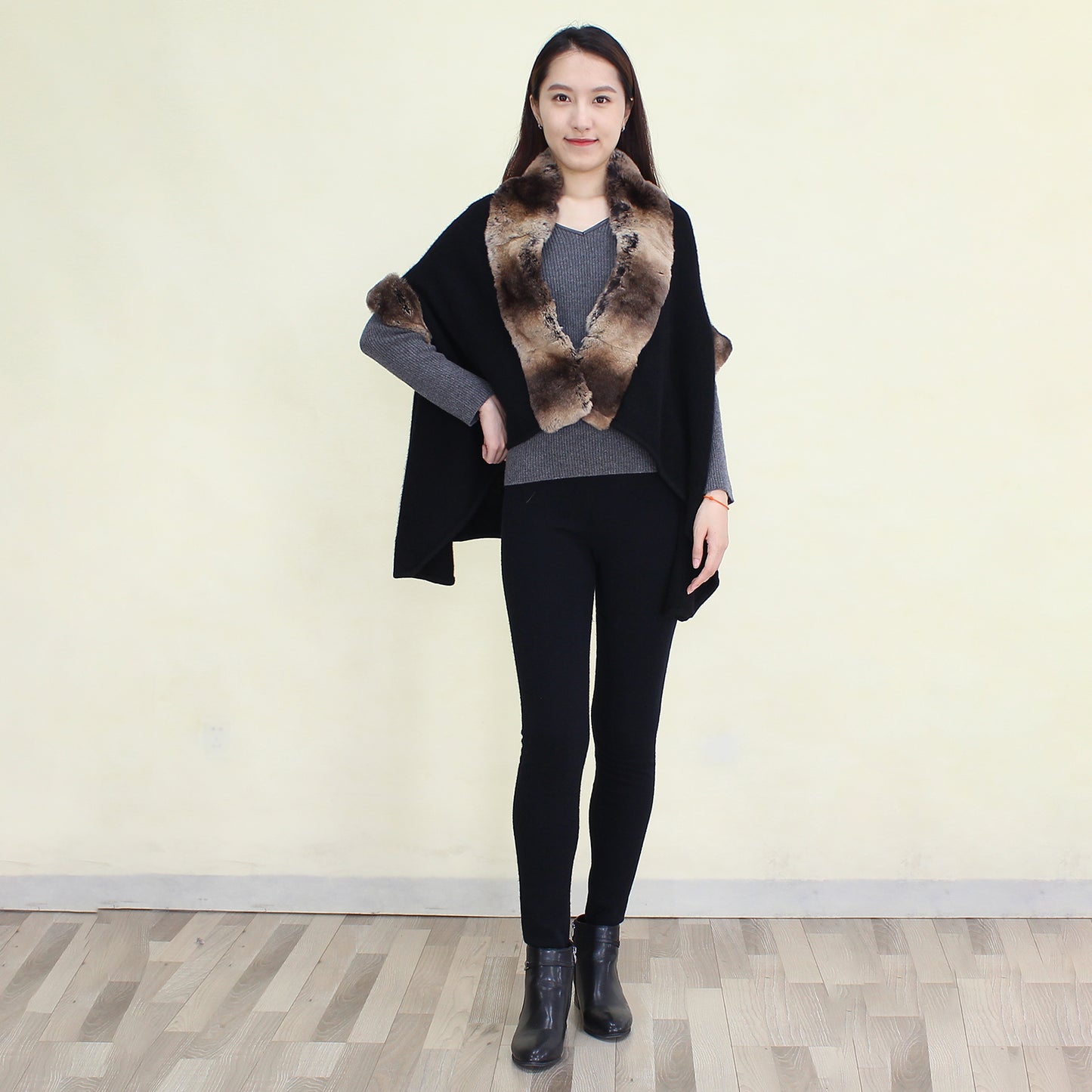 Women's cashmere shawl with fur