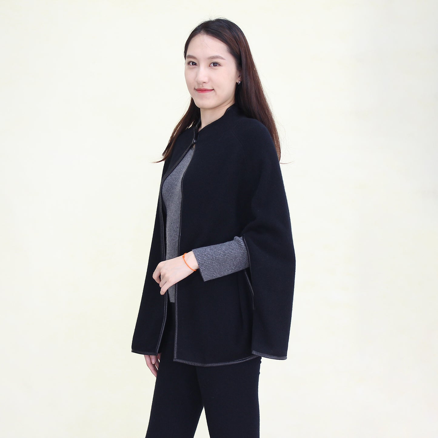 Women's cashmere shawl with sheepskin