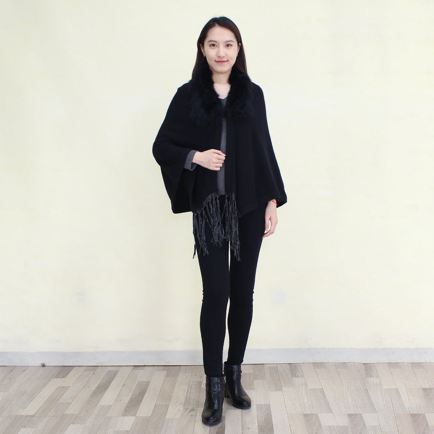 Women's cashmere shawl with fox fur collar