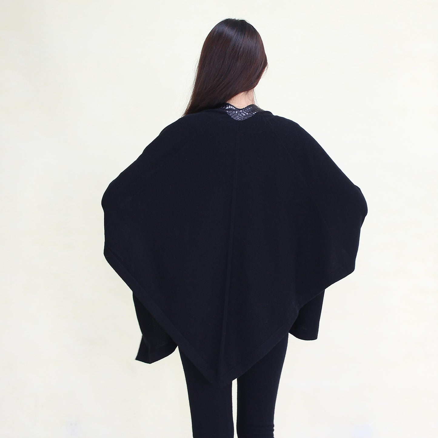 Women's cashmere shawl with leather