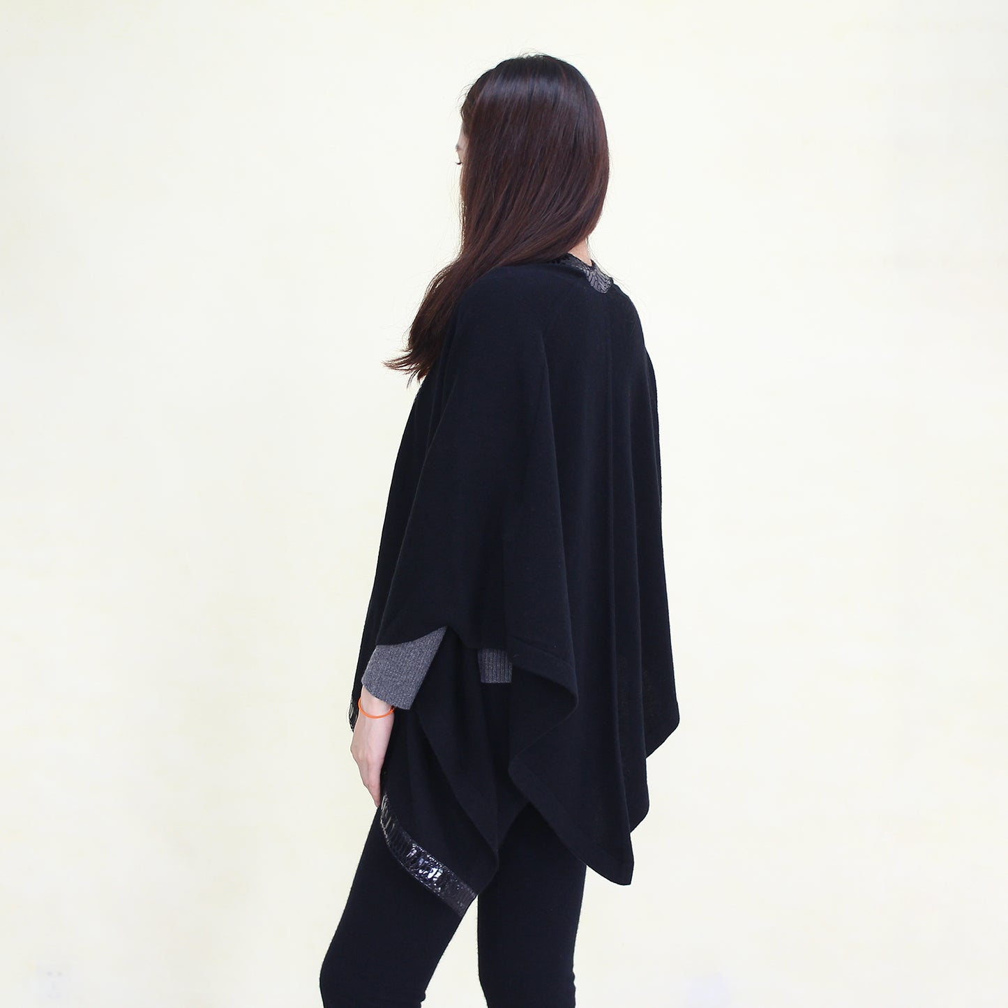 Women's cashmere shawl with leather