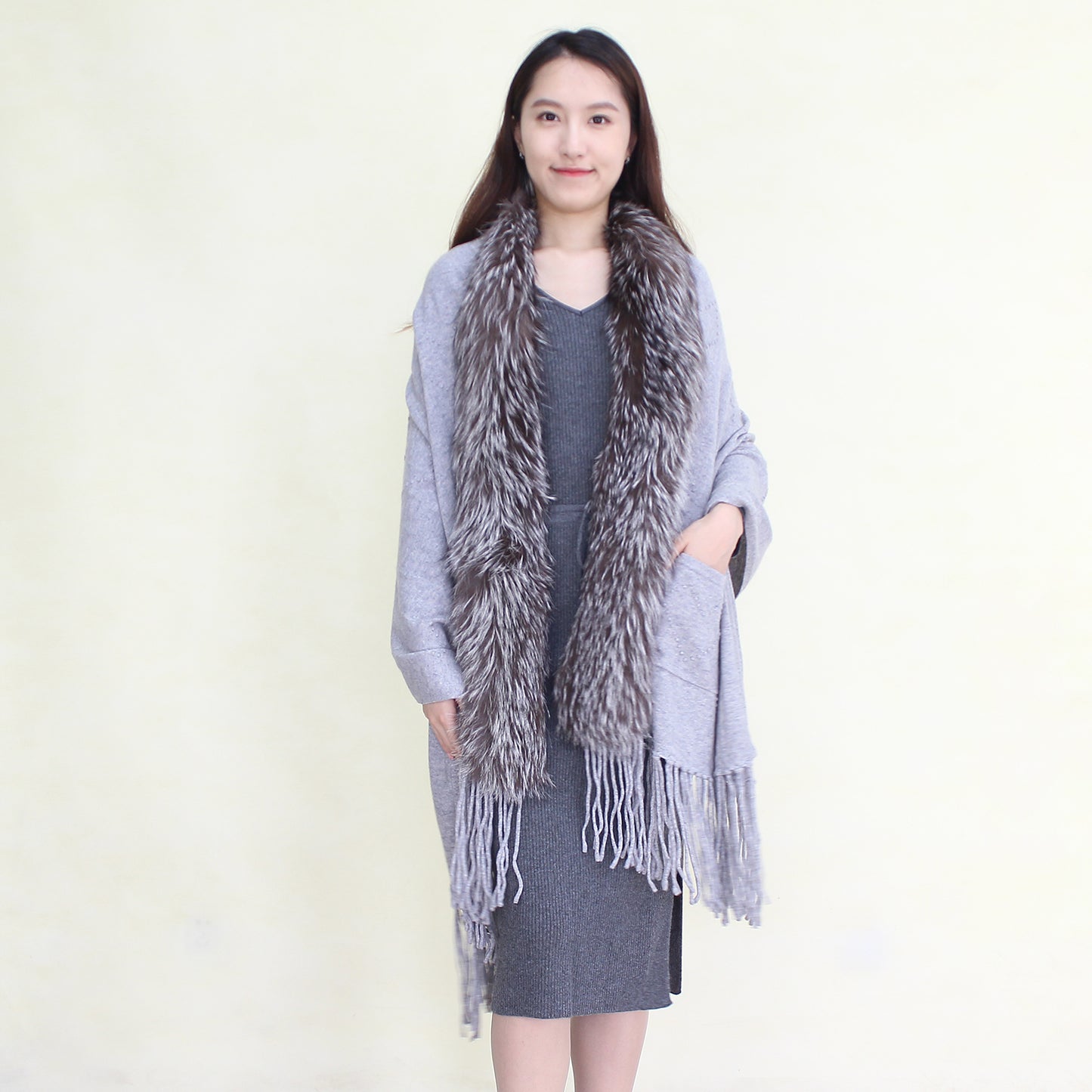 Women's cashmere shawl with fox fur