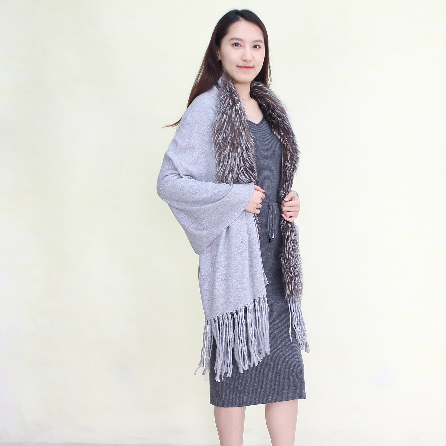 Women's cashmere shawl with fox fur