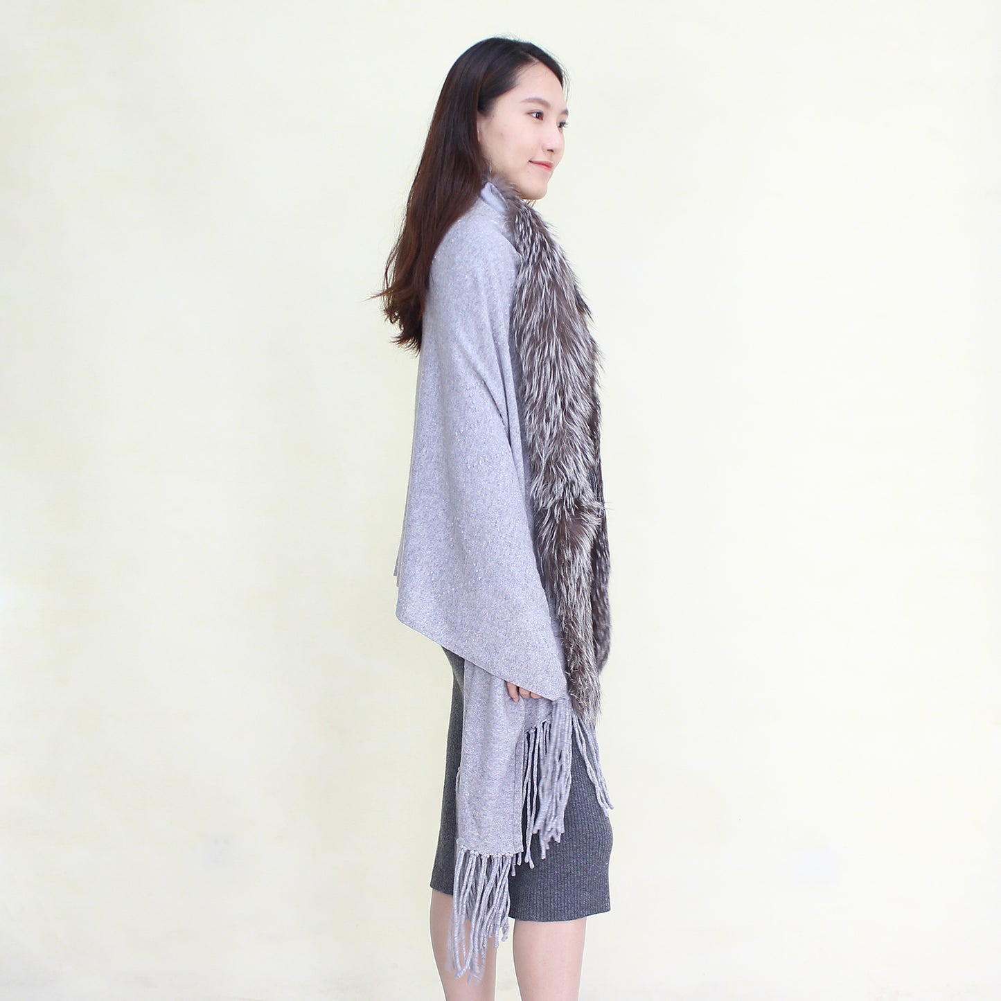 Women's cashmere shawl with fox fur