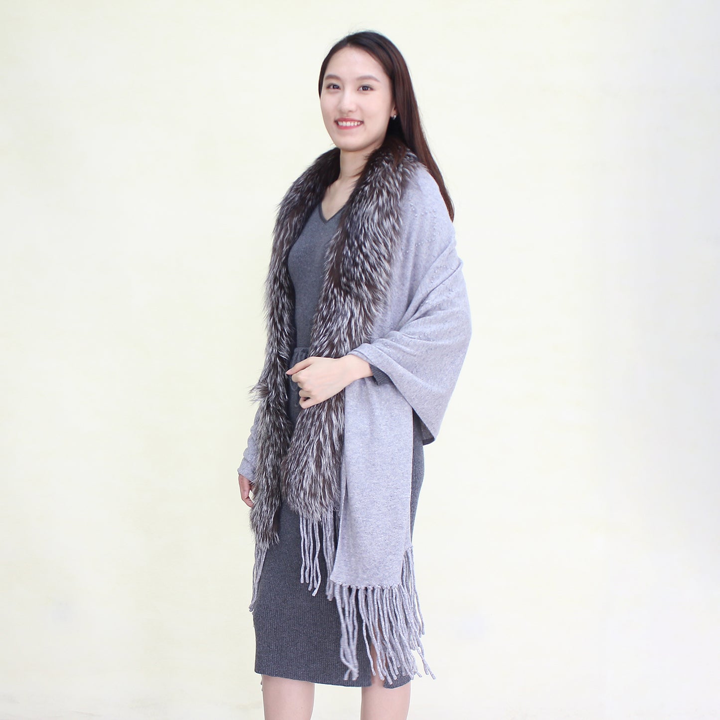 Women's cashmere shawl with fox fur