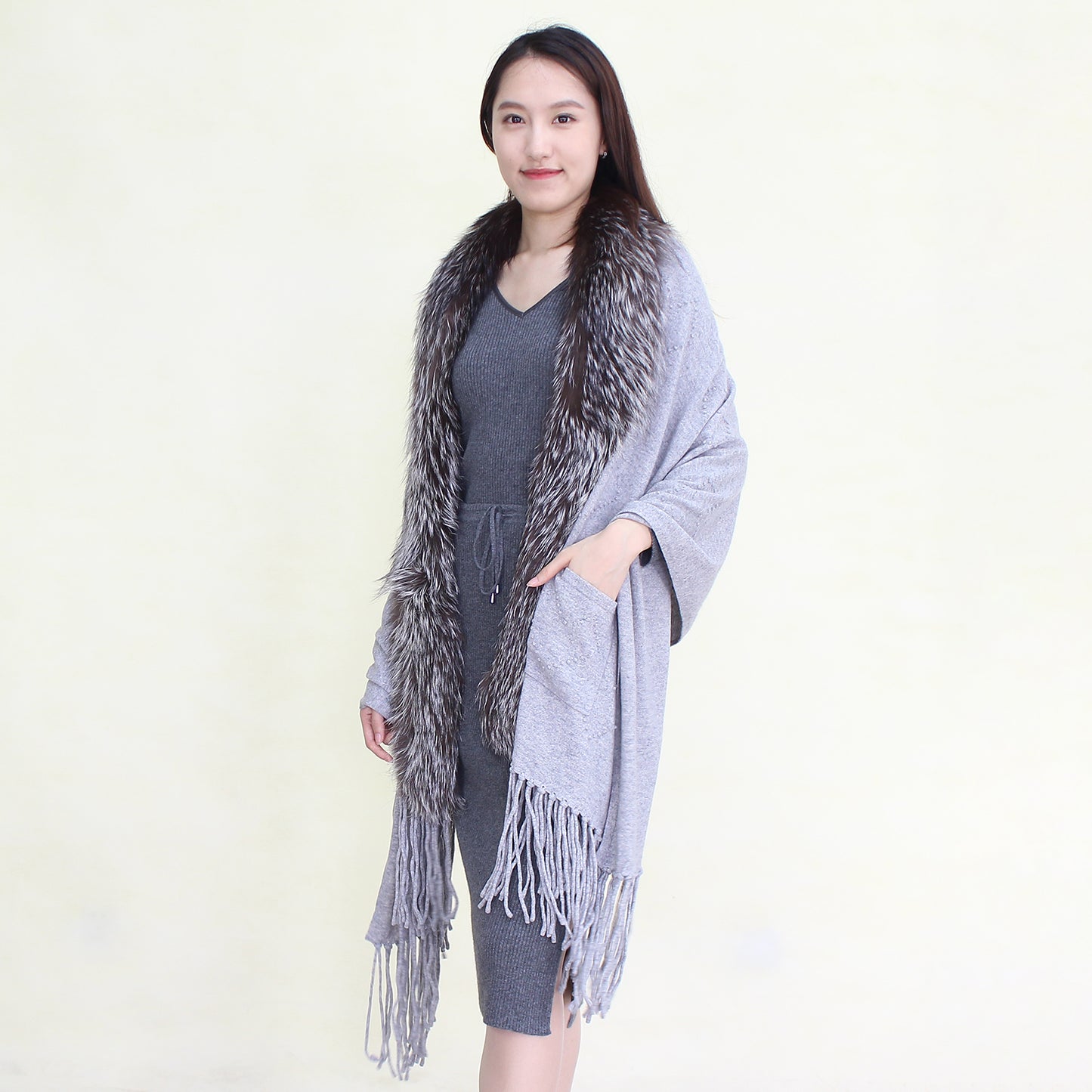 Women's cashmere shawl with fox fur