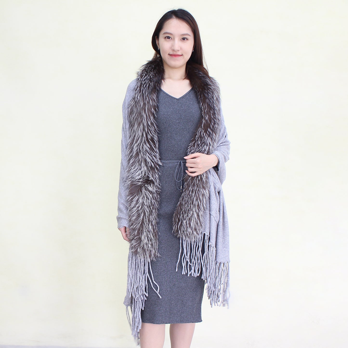 Women's cashmere shawl with fox fur