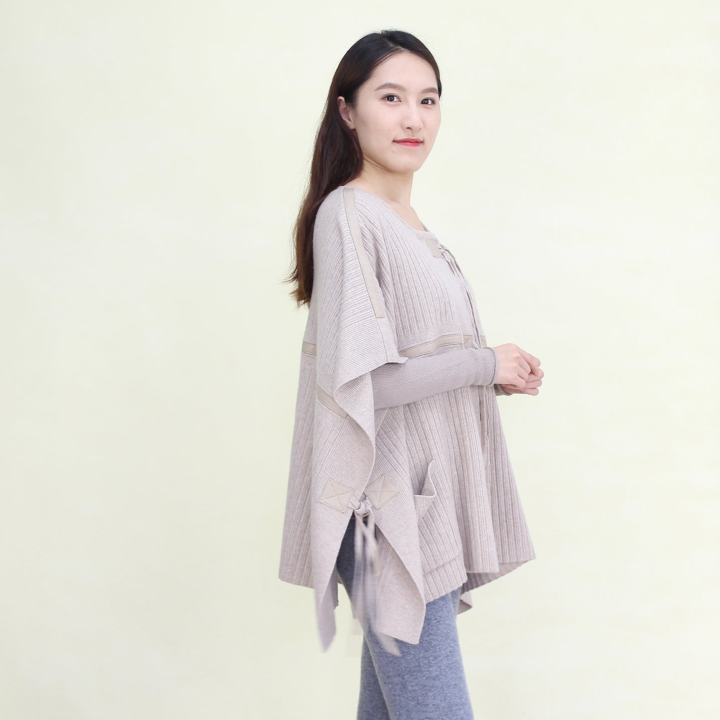 Women's cashmere shawl with sheepskin