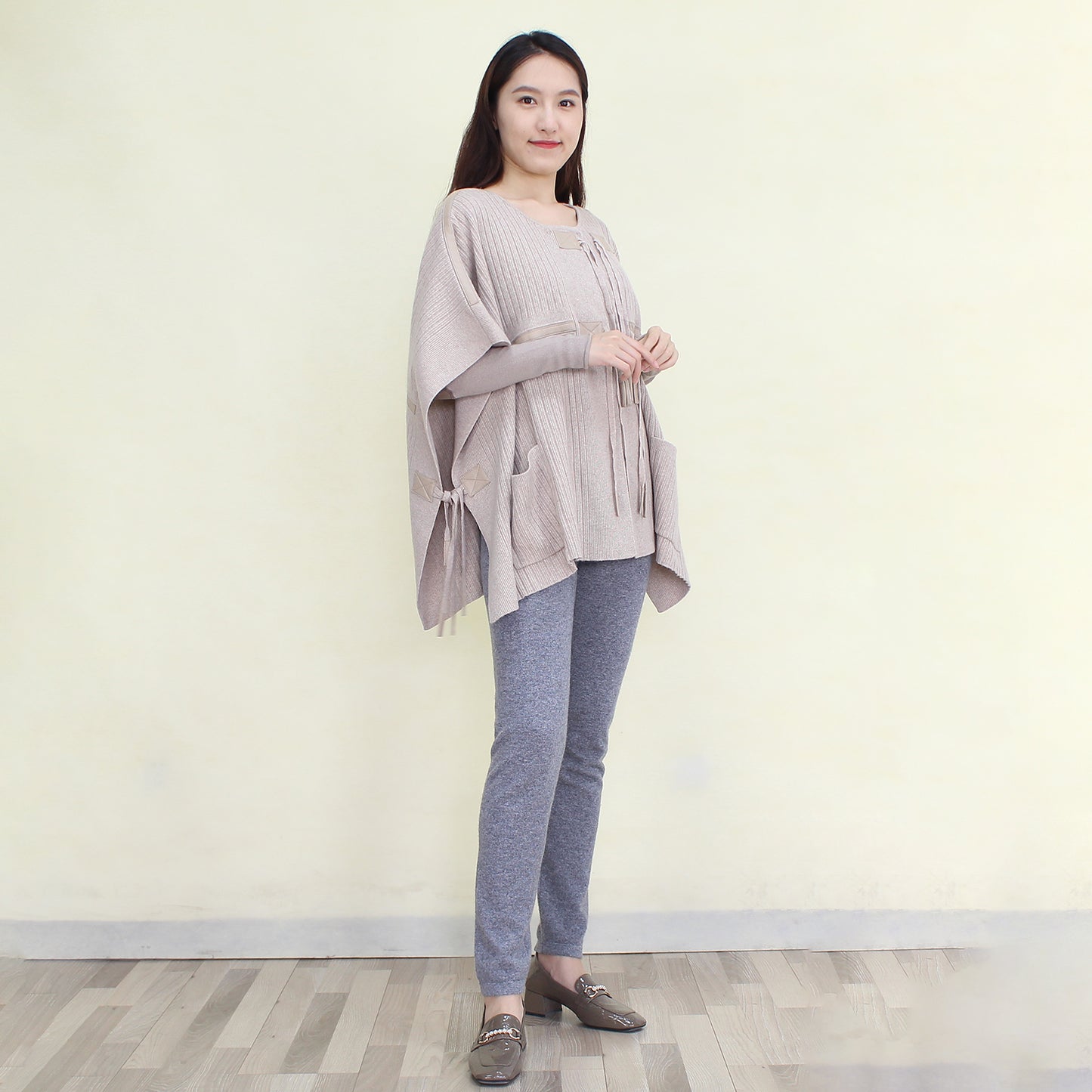 Women's cashmere shawl with sheepskin