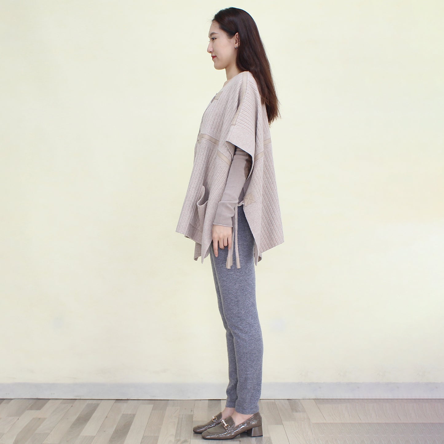 Women's cashmere shawl with sheepskin