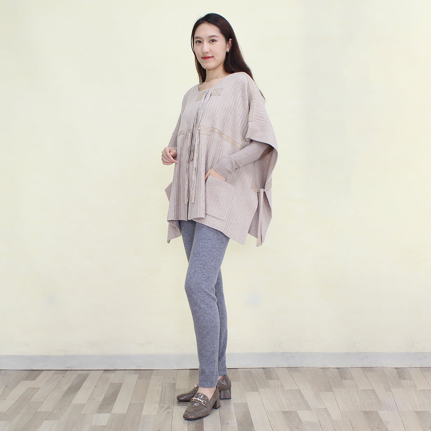 Women's cashmere shawl with sheepskin