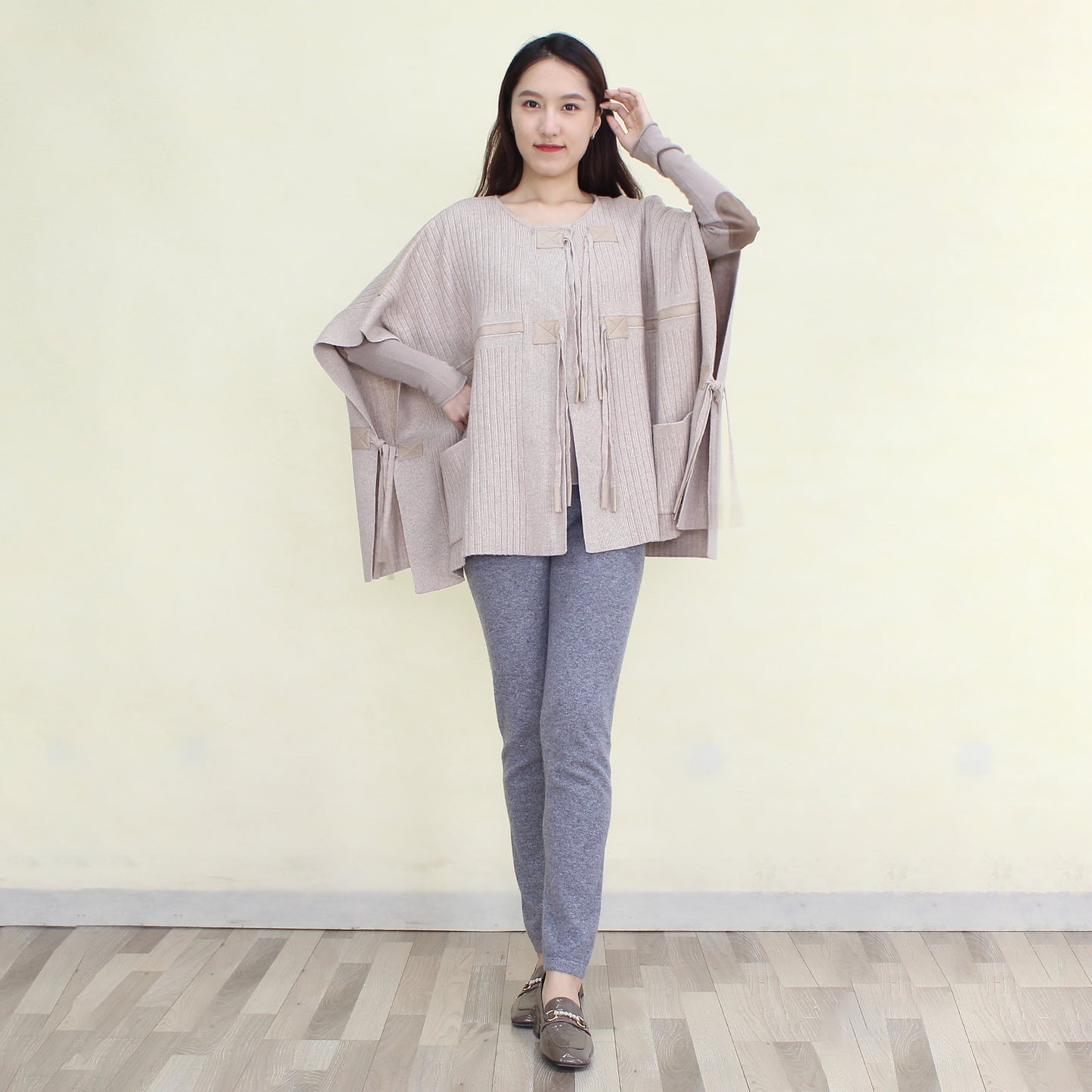 Women's cashmere shawl with sheepskin