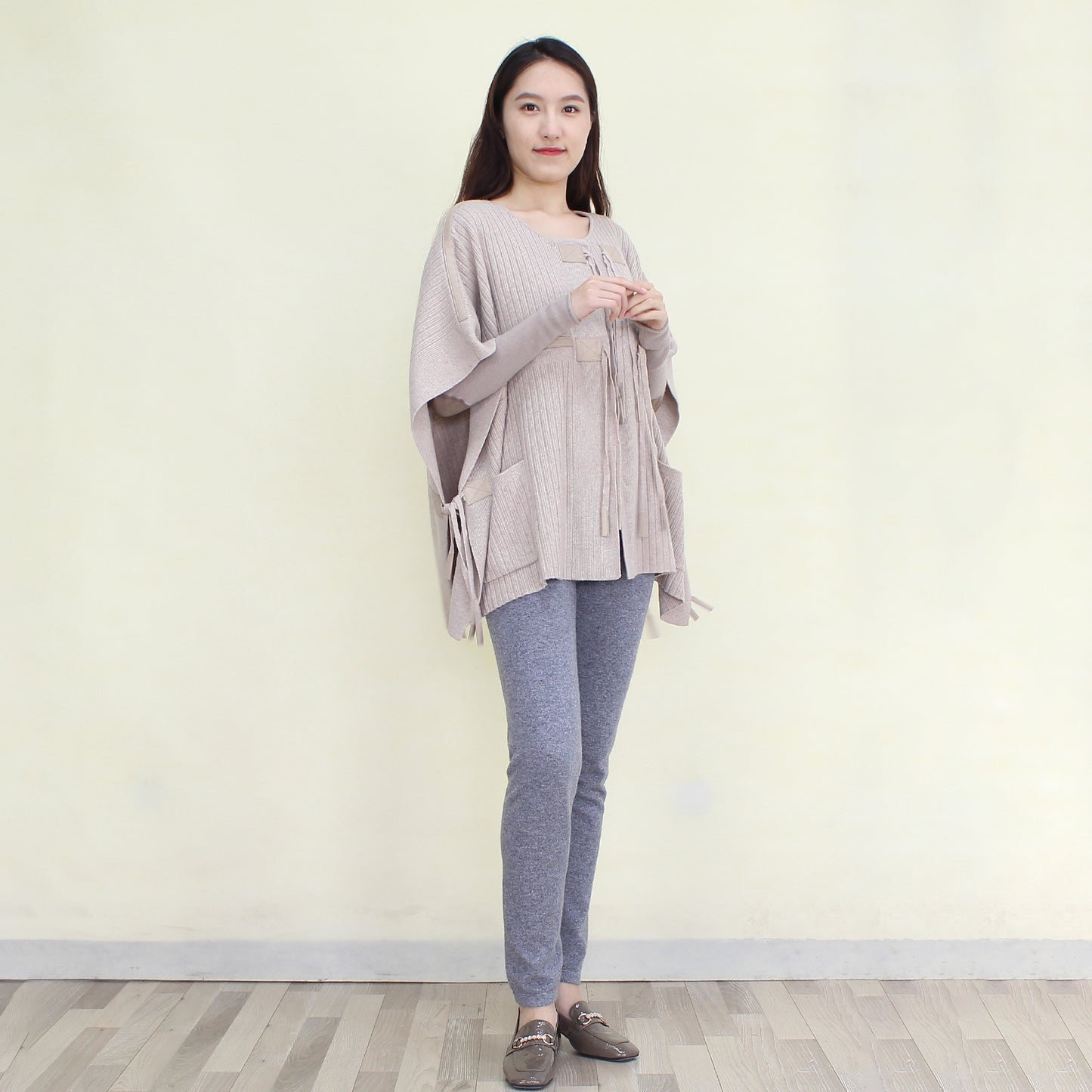 Women's cashmere shawl with sheepskin