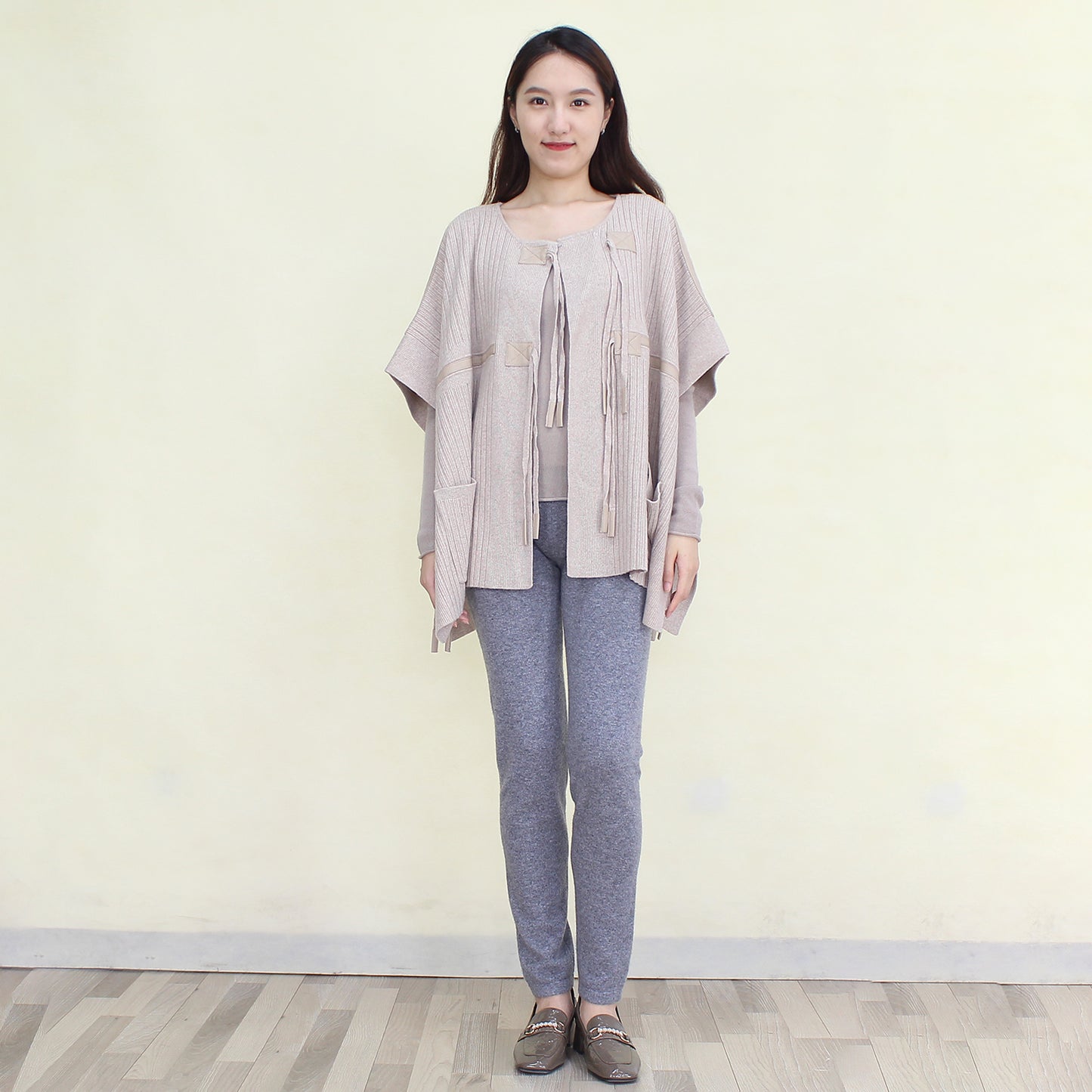 Women's cashmere shawl with sheepskin