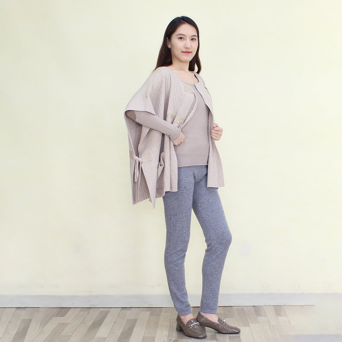 Women's cashmere shawl with sheepskin