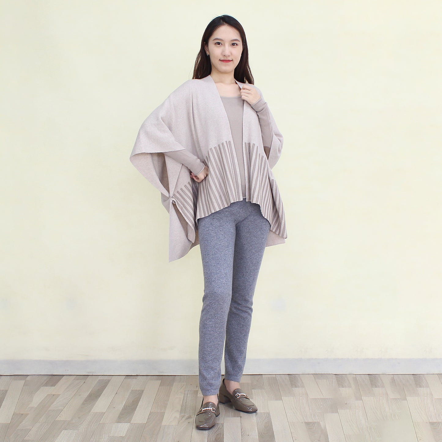 Women's cashmere shawl with leather