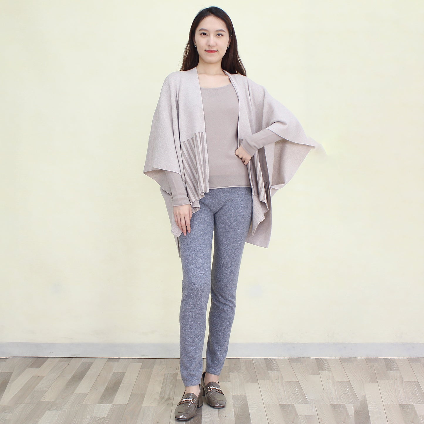 Women's cashmere shawl with leather